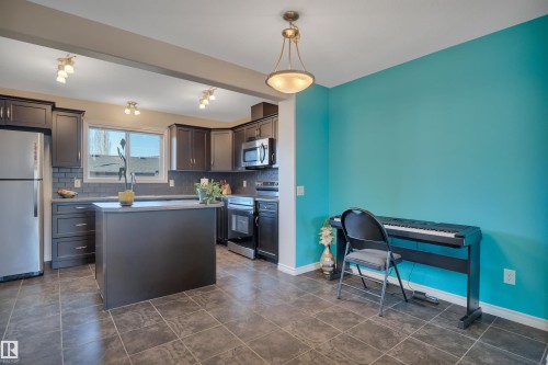 355 Secord Boulevard, Edmonton, AB - Indoor Photo Showing Kitchen