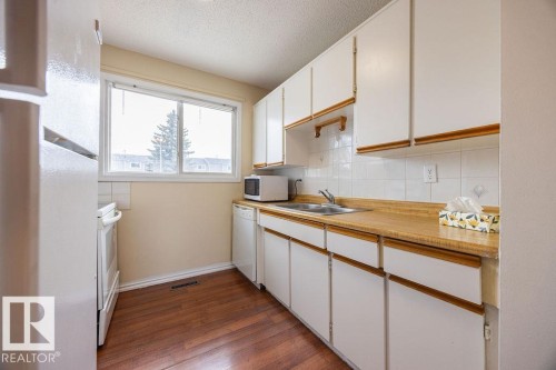 321 Northgate Terrace, Edmonton, AB - Indoor Photo Showing Kitchen With Double Sink