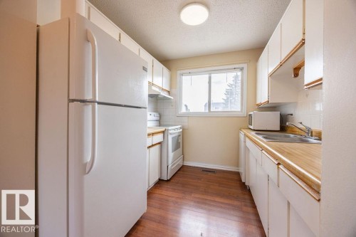 321 Northgate Terrace, Edmonton, AB - Indoor Photo Showing Kitchen With Double Sink