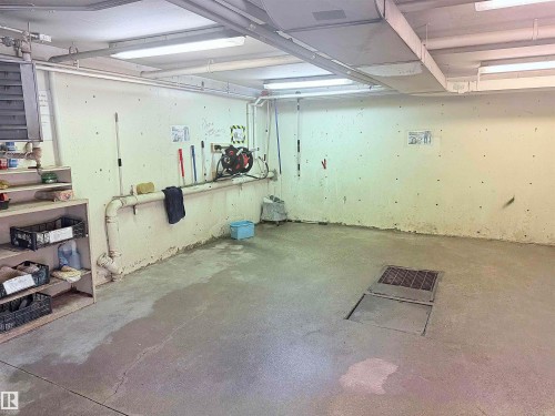 Image quality insufficient for description - 410 9926 100 Avenue, Fort Saskatchewan, AB - Indoor Photo Showing Garage