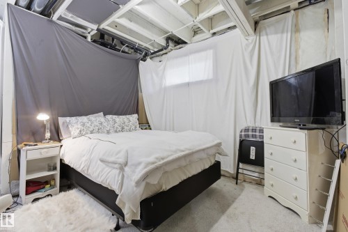 295 Youville Drive E, Edmonton, AB - Indoor Photo Showing Bedroom