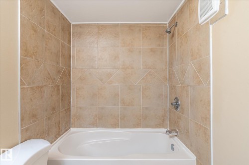 204 10720 84 Avenue, Edmonton, AB - Indoor Photo Showing Bathroom