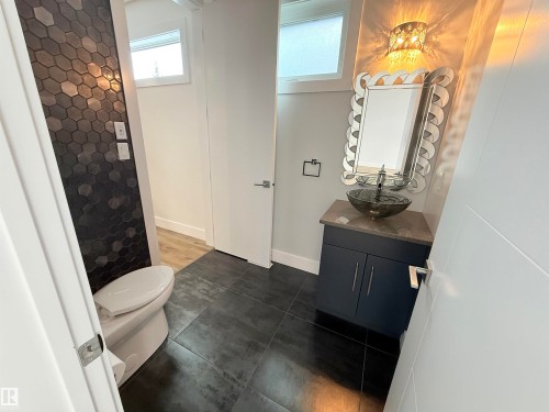 10506 68 Avenue, Edmonton, AB - Indoor Photo Showing Bathroom