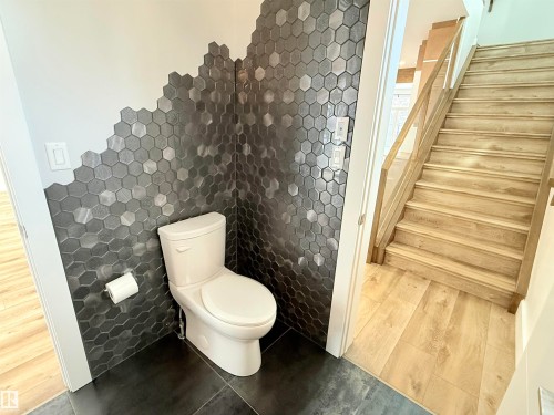 10506 68 Avenue, Edmonton, AB - Indoor Photo Showing Bathroom