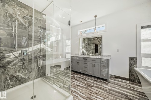 10506 68 Avenue, Edmonton, AB - Indoor Photo Showing Bathroom