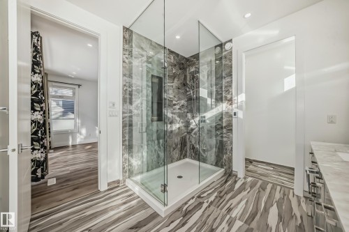 10506 68 Avenue, Edmonton, AB - Indoor Photo Showing Bathroom