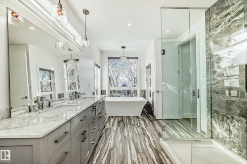 10506 68 Avenue, Edmonton, AB - Indoor Photo Showing Bathroom