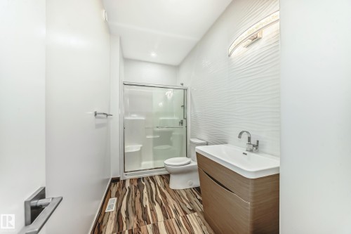 10506 68 Avenue, Edmonton, AB - Indoor Photo Showing Bathroom