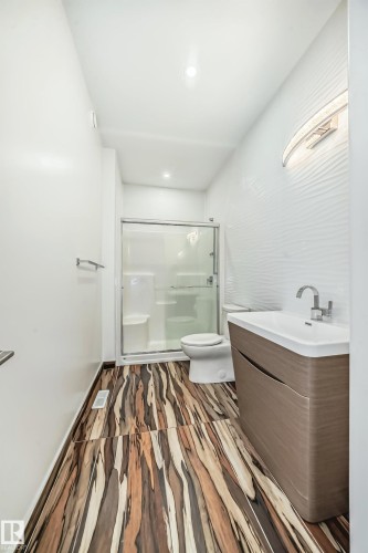 10506 68 Avenue, Edmonton, AB - Indoor Photo Showing Bathroom