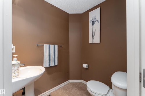 8706 175 Avenue, Edmonton, AB - Indoor Photo Showing Bathroom