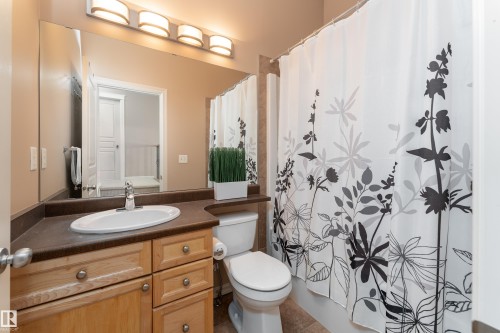 8706 175 Avenue, Edmonton, AB - Indoor Photo Showing Bathroom
