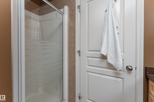 8706 175 Avenue, Edmonton, AB - Indoor Photo Showing Bathroom