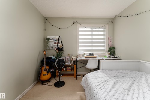8706 175 Avenue, Edmonton, AB - Indoor Photo Showing Bedroom