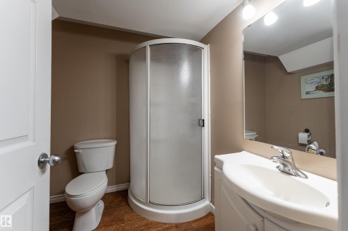 8706 175 Avenue, Edmonton, AB - Indoor Photo Showing Bathroom