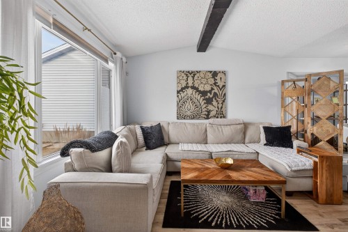 18939 78 Avenue, Edmonton, AB - Indoor Photo Showing Living Room