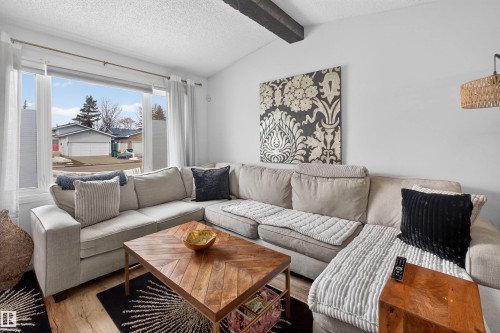 18939 78 Avenue, Edmonton, AB - Indoor Photo Showing Living Room