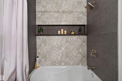 18939 78 Avenue, Edmonton, AB - Indoor Photo Showing Bathroom