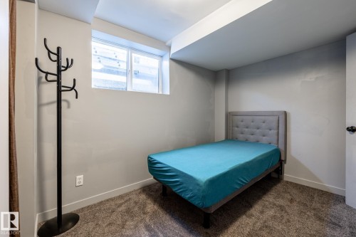 Carpeted interior space featuring a single window and recessed lighting - 7 Doolan Place, St. Albert, AB - Indoor Photo Showing Bedroom