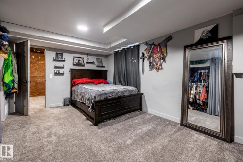 Spacious room featuring neutral carpet flooring and light gray walls - 7 Doolan Place, St. Albert, AB - Indoor Photo Showing Bedroom