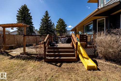 Spacious exterior deck with wood-finish steps and railing - 7 Doolan Place, St. Albert, AB - Outdoor With Deck Patio Veranda