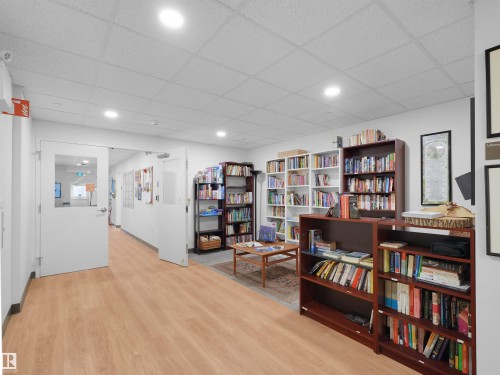 Dedicated library space featuring wood-finish flooring and recessed lighting - 403 10115 88 Avenue, Edmonton, AB - Indoor
