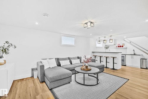 15011 77 Avenue, Edmonton, AB - Indoor Photo Showing Living Room
