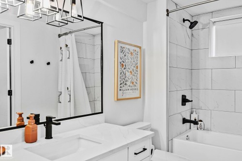 15011 77 Avenue, Edmonton, AB - Indoor Photo Showing Bathroom