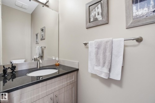 2133 Blue Jay Point(E), Edmonton, AB - Indoor Photo Showing Bathroom