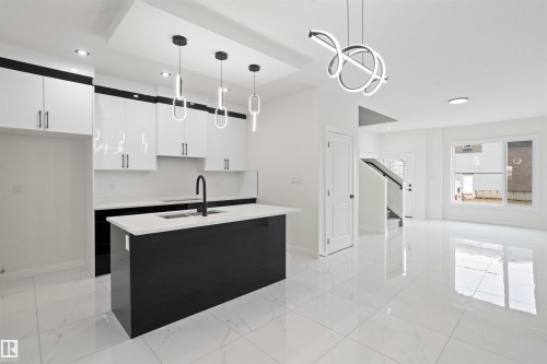 723 30 Street, Edmonton, AB - Indoor Photo Showing Kitchen