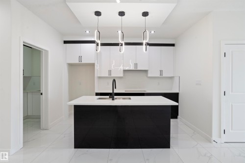 723 30 Street, Edmonton, AB - Indoor Photo Showing Kitchen