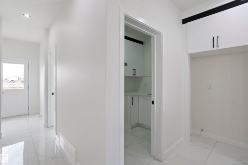 723 30 Street, Edmonton, AB - Indoor Photo Showing Other Room
