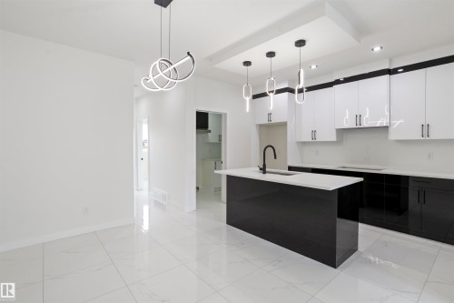 723 30 Street, Edmonton, AB - Indoor Photo Showing Kitchen With Upgraded Kitchen
