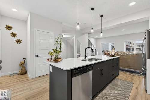 72 11910 35 Avenue, Edmonton, AB - Indoor Photo Showing Kitchen With Double Sink With Upgraded Kitchen