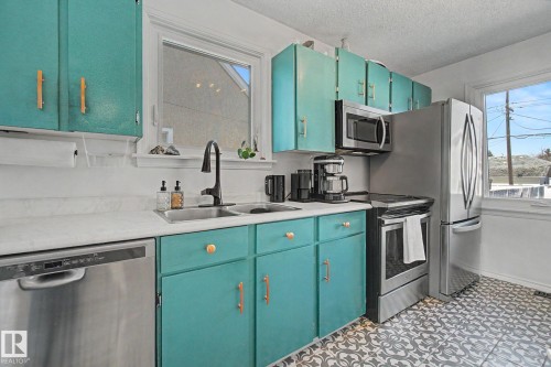 7550 81 Avenue Nw, Edmonton, AB - Indoor Photo Showing Kitchen With Double Sink