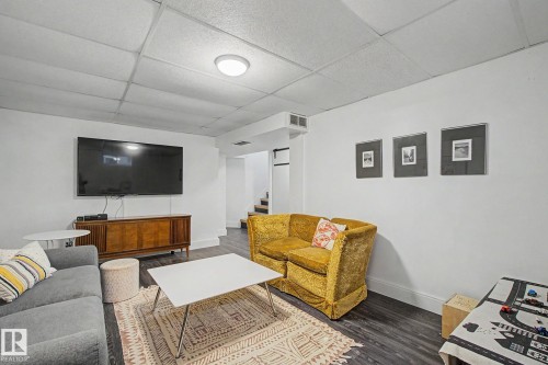 7550 81 Avenue Nw, Edmonton, AB - Indoor Photo Showing Living Room