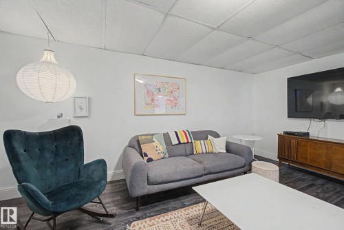 7550 81 Avenue Nw, Edmonton, AB - Indoor Photo Showing Living Room