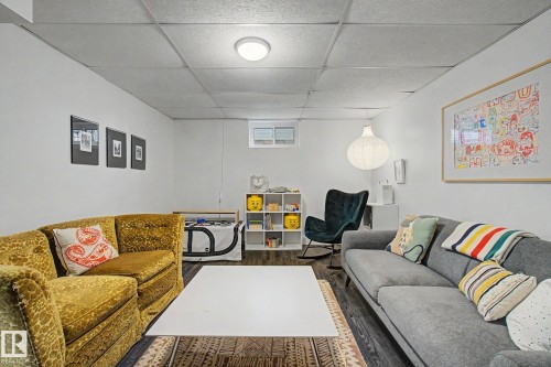 7550 81 Avenue Nw, Edmonton, AB - Indoor Photo Showing Living Room