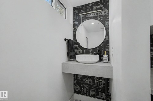 7550 81 Avenue Nw, Edmonton, AB - Indoor Photo Showing Bathroom
