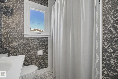 7550 81 Avenue Nw, Edmonton, AB - Indoor Photo Showing Bathroom