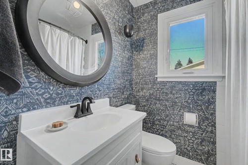 7550 81 Avenue Nw, Edmonton, AB - Indoor Photo Showing Bathroom