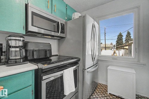 7550 81 Avenue Nw, Edmonton, AB - Indoor Photo Showing Kitchen