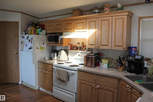4610 51 Avenue, Myrnam, AB - Indoor Photo Showing Kitchen