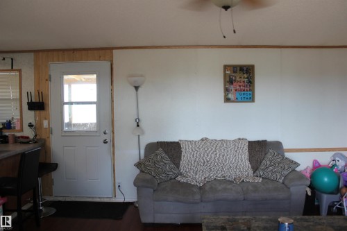 4610 51 Avenue, Myrnam, AB - Indoor Photo Showing Living Room