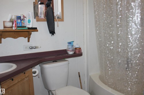 4610 51 Avenue, Myrnam, AB - Indoor Photo Showing Bathroom