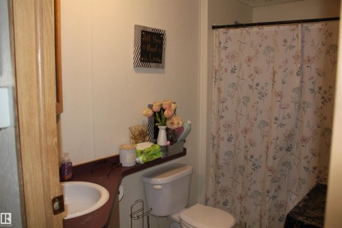 4610 51 Avenue, Myrnam, AB - Indoor Photo Showing Bathroom