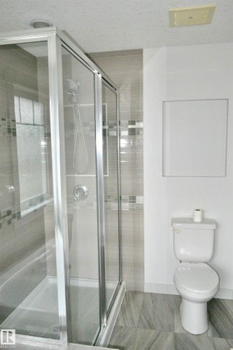 8950 81 Avenue, Edmonton, AB - Indoor Photo Showing Bathroom