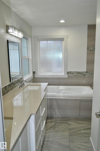 8950 81 Avenue, Edmonton, AB - Indoor Photo Showing Bathroom