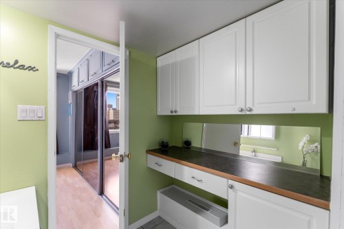 1105 9809 110 Street, Edmonton, AB - Indoor Photo Showing Kitchen