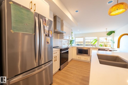 3315 Kulay Way, Edmonton, AB - Indoor Photo Showing Kitchen With Stainless Steel Kitchen With Double Sink With Upgraded Kitchen