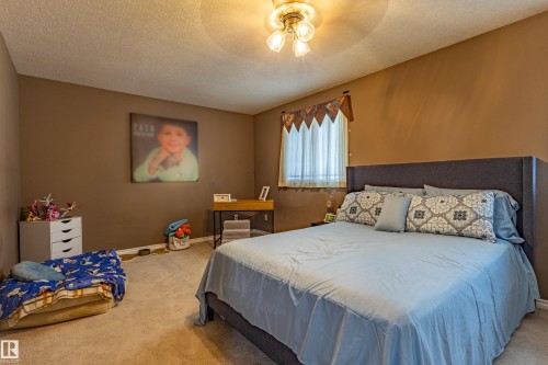Carpeted bedroom with neutral wall tones - 195 Kulawy Drive, Edmonton, AB - Indoor Photo Showing Bedroom
